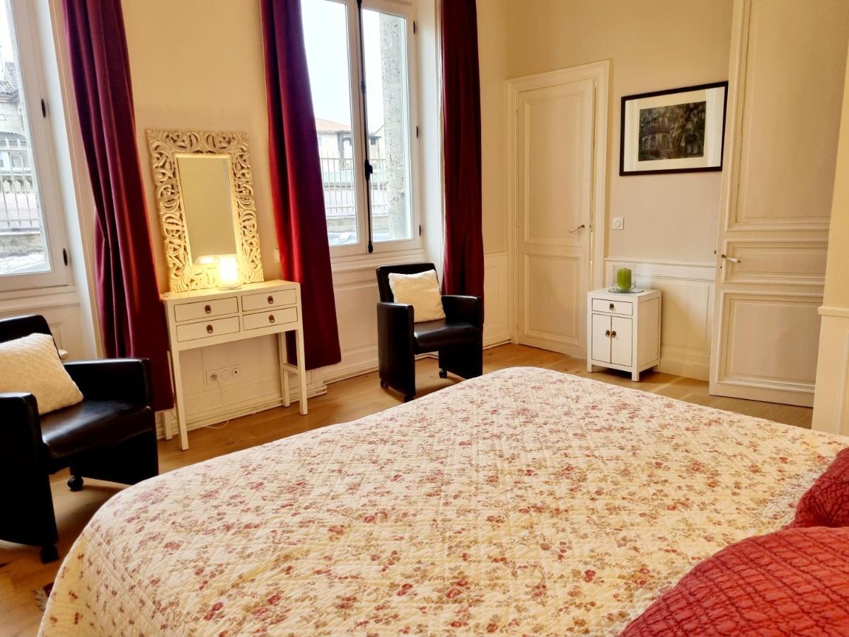 Face A L'Hotel De Ville Grand Et Lumineux Appartement 昂古莱姆 外观 照片