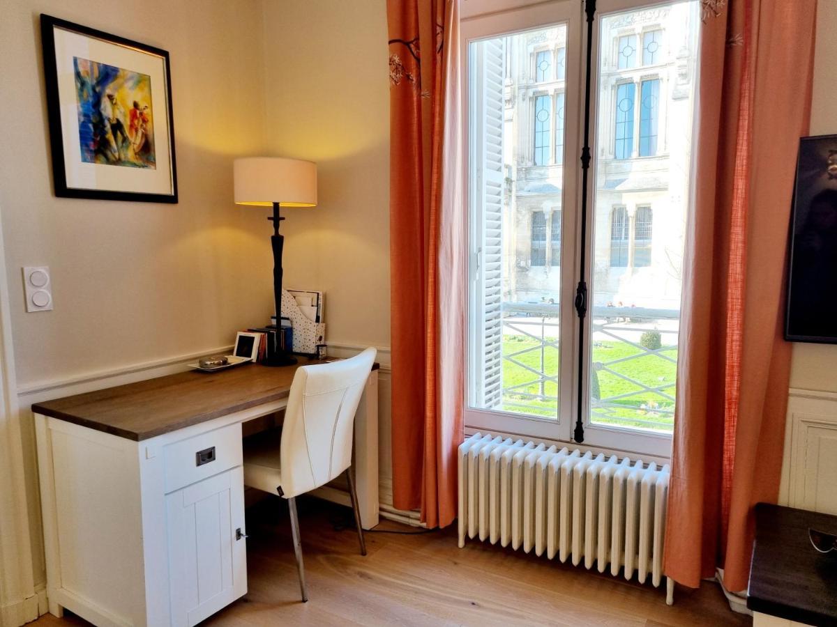 Face A L'Hotel De Ville Grand Et Lumineux Appartement 昂古莱姆 外观 照片