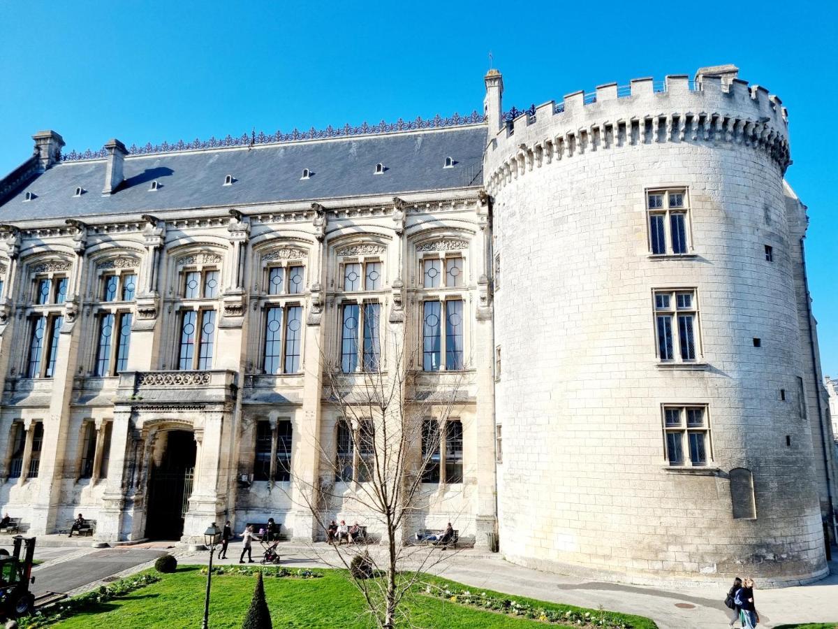 Face A L'Hotel De Ville Grand Et Lumineux Appartement 昂古莱姆 外观 照片