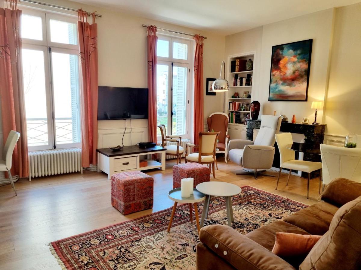 Face A L'Hotel De Ville Grand Et Lumineux Appartement 昂古莱姆 外观 照片